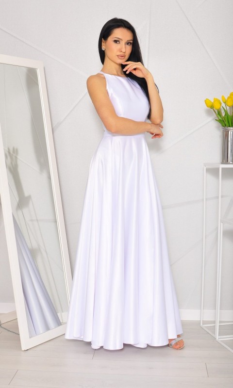 M&M - Rozkloszowana satynowa sukienka maxi z zabudowanym dekoltem oraz otwartymi plecami w kolorze białym. Model: PW-7844 - Rozmiar: 34(XS)
