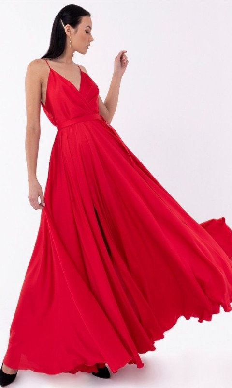 Czerwona suknia z atłasu
