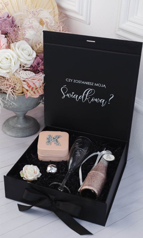 Box dla świadkowej z kosmetyczką i szampanem