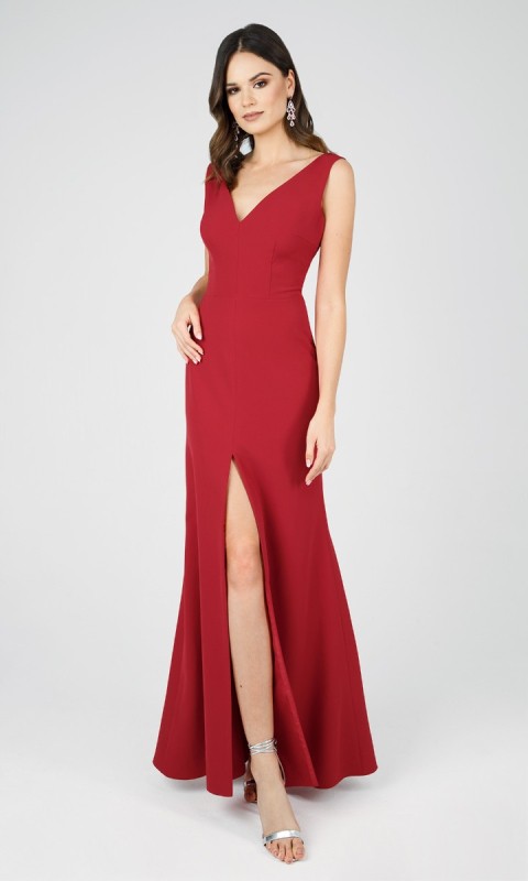 Długa czerwona suknia z dekoltem