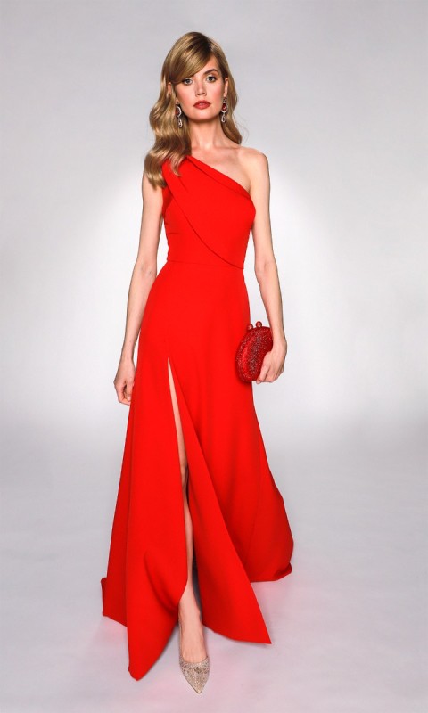 Czerwona suknia na jedno ramię
